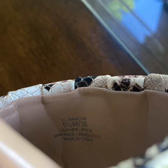 Vince Camuto Nanchia Woven Multi Snake Print - Picture 6 of 7